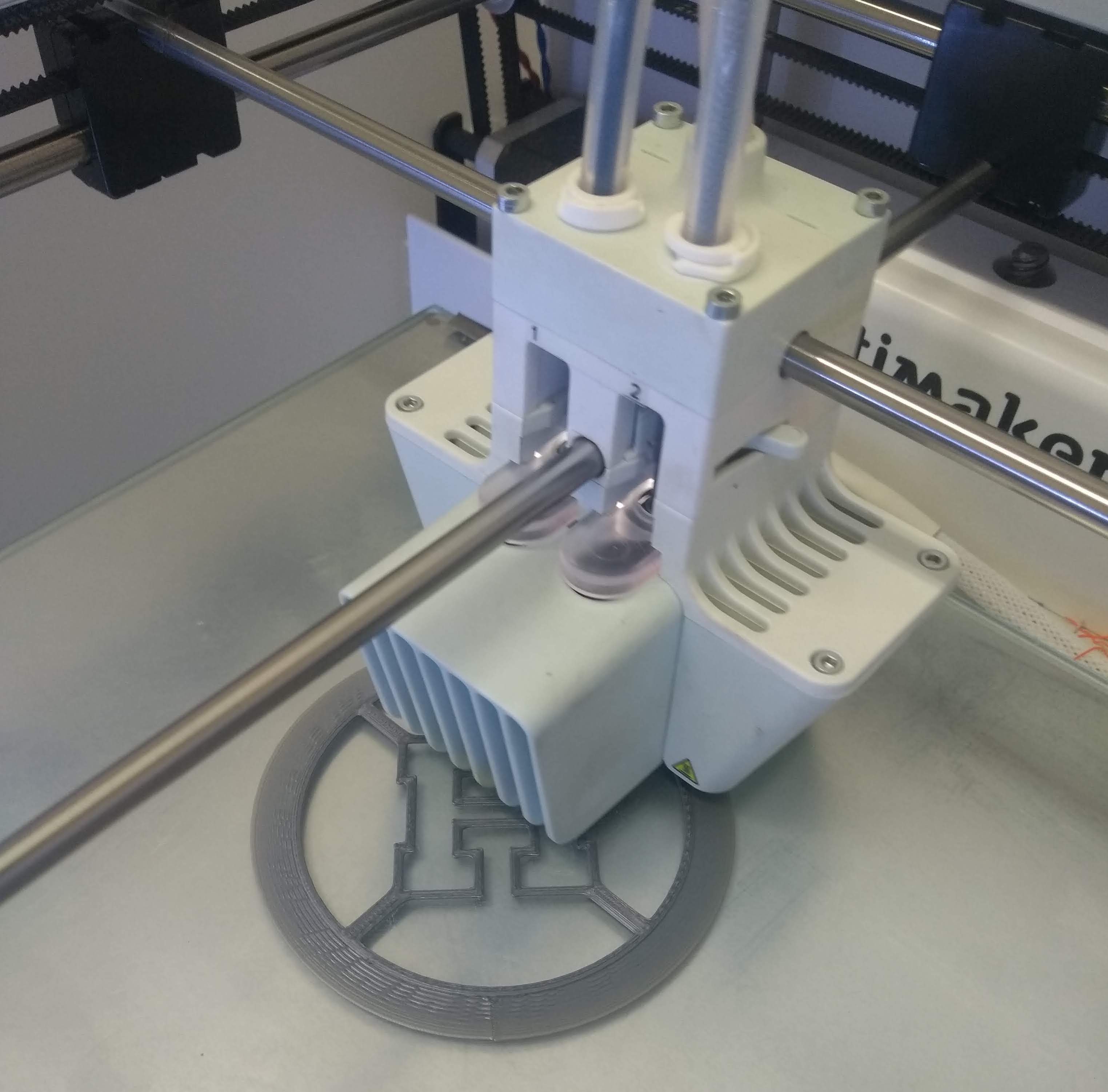 Ultimaker 3E printing icing cutter in silver PLA